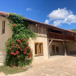 les-gites-de-la-ferme-de-perouges.hotels-rhonealpes.com/